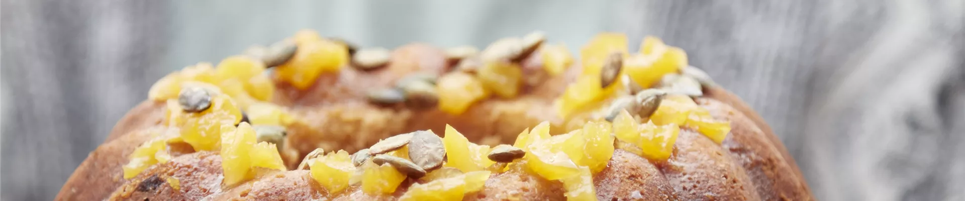 Frau mit Kürbiskuchen