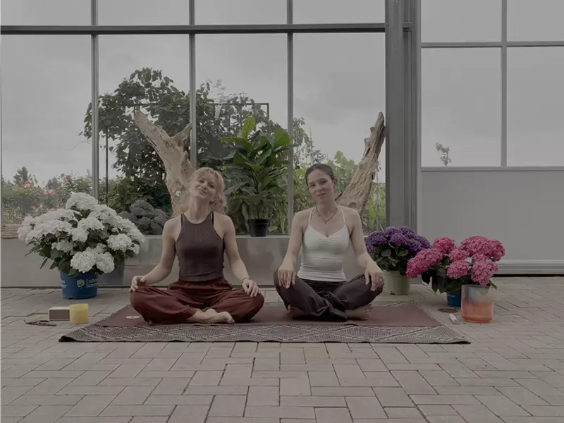Yoga auf dem Pflanzenhof