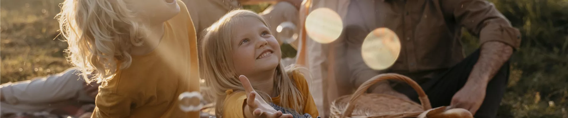 Familie Mutter Vater Kind Mann Frau Mädchen Junge Oma Opa Großeltern Spaß Seifenblasen draußen Picknick_full-shot-happy-family-outdoors