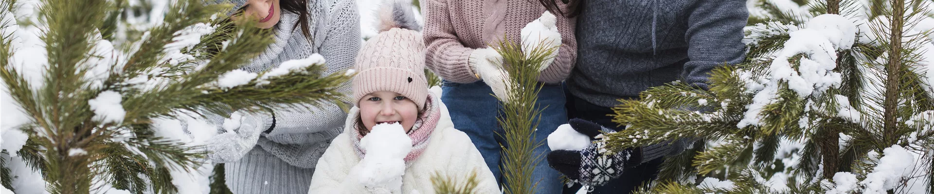 weihnachtsbaumschlagen-und-winterspaß-mit-der-familie weihnachtsbaumschlagen-und-winterspaß-mit-der-familie