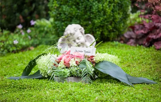 Mit Blumen die richtigen Worte bei der Trauerfeier finden Mit Blumen die richtigen Worte bei der Trauerfeier finden